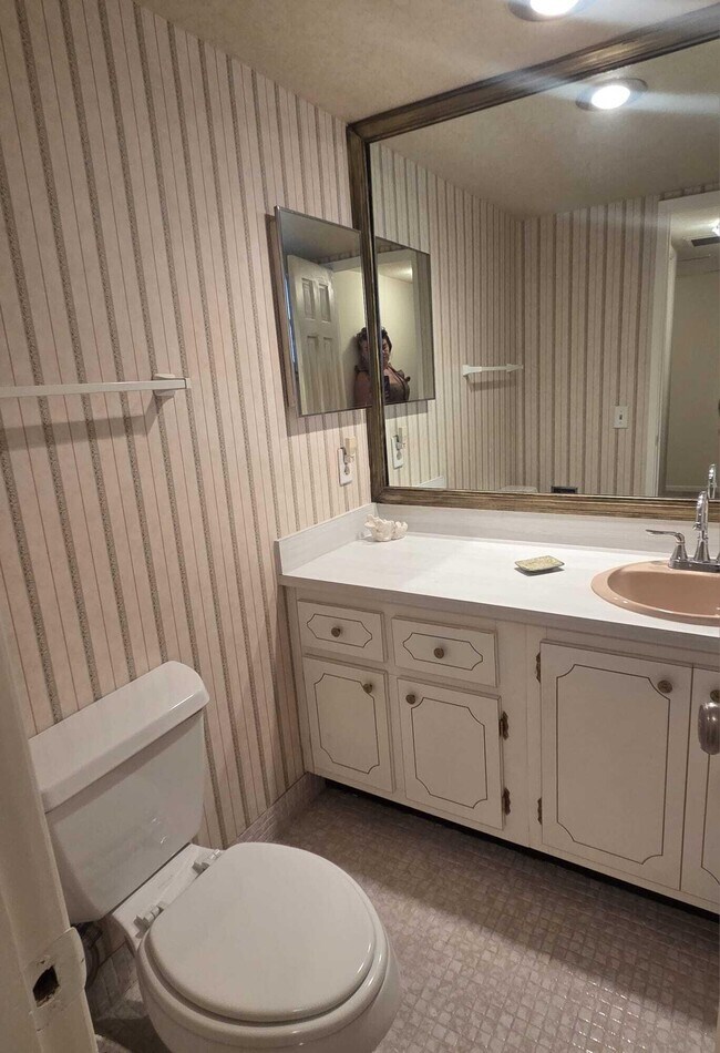 Building Photo - 3150 N Palm Aire Dr