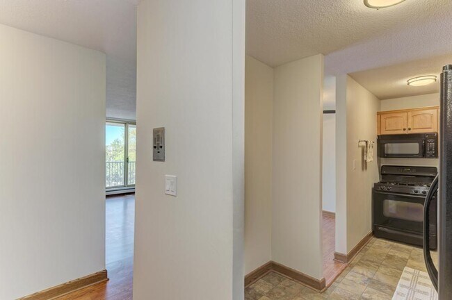 Building Photo - 2200 S Stewart Ave
