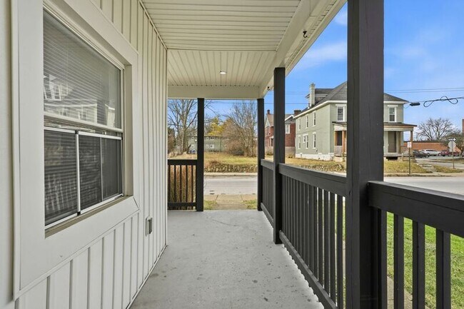 Building Photo - 522 Kelton Ave