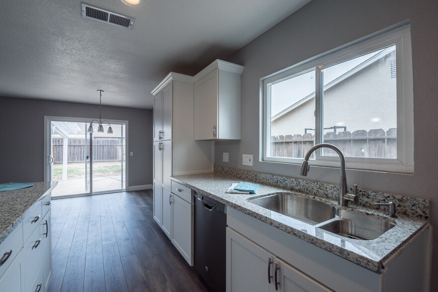 Building Photo - 569 Argonaut St