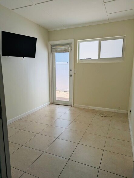 Building Photo - 305 3rd St