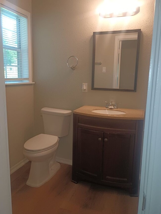 Building Photo - 3 Bedroom - Move in Ready and priced to go!
