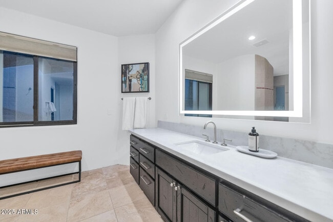Building Photo - 5810 E Cholla Ln
