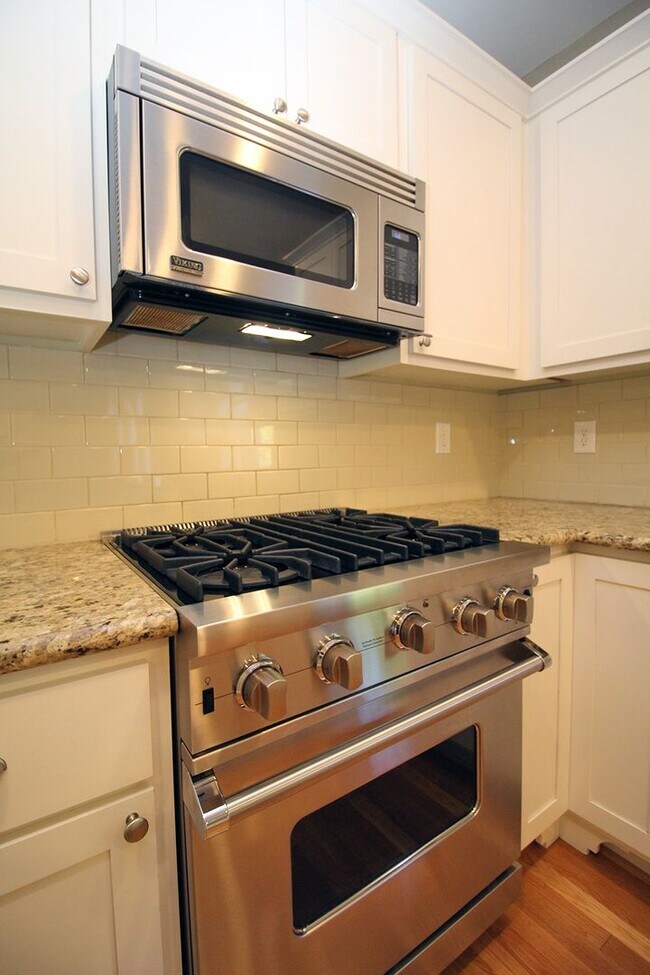 Building Photo - Beautifully Updated 5 Bedroom/3.5 Bath Irvington Craftsman Bungalow!