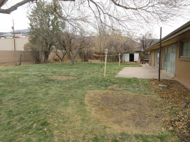 Building Photo - **Move-In Discount** Spacious single level home with a retro feel - you must see!