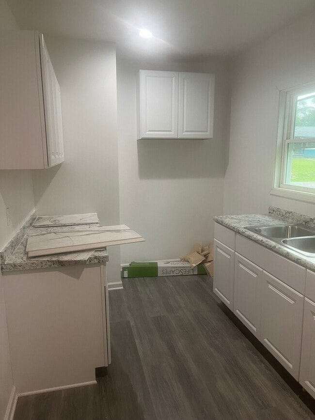 Building Photo - 601 10th Ave