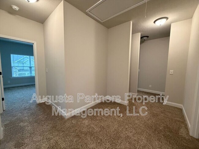 Building Photo - 1008 Swan Ct