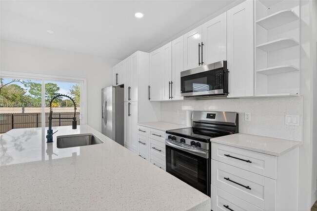 Building Photo - 710 Bedford Point Ave