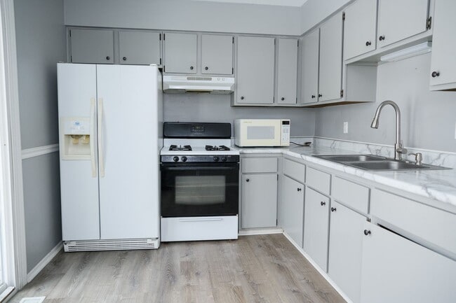 Building Photo - 2 bed 1 bath Duplex in Portage