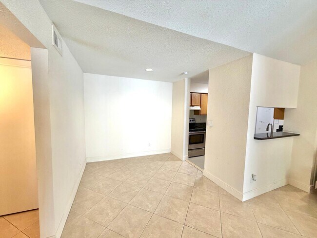 Building Photo - 755 Riverside Dr