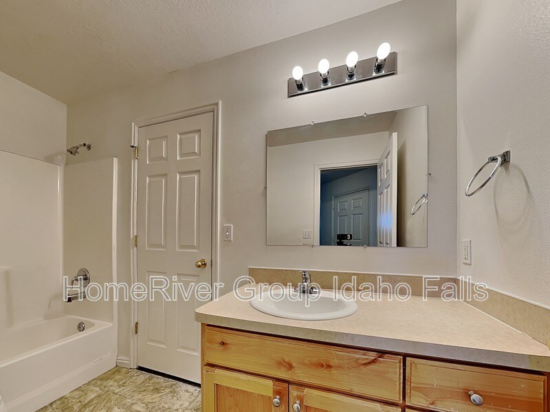 Building Photo - 3693 Deloy Dr