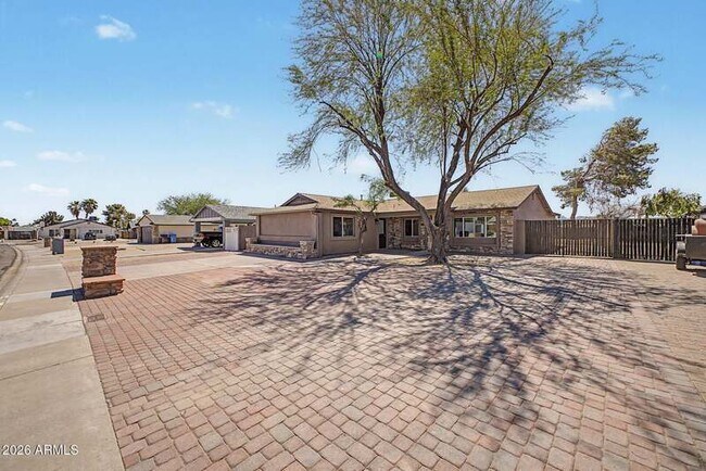Building Photo - 2601 E Dahlia Dr