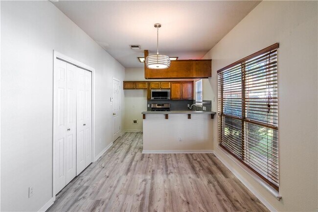 Building Photo - 105 Bluejay Cove