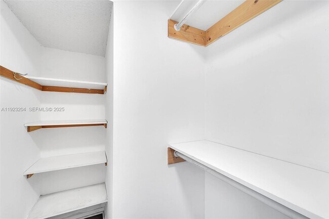 Building Photo - 1265 SW 46th Ave