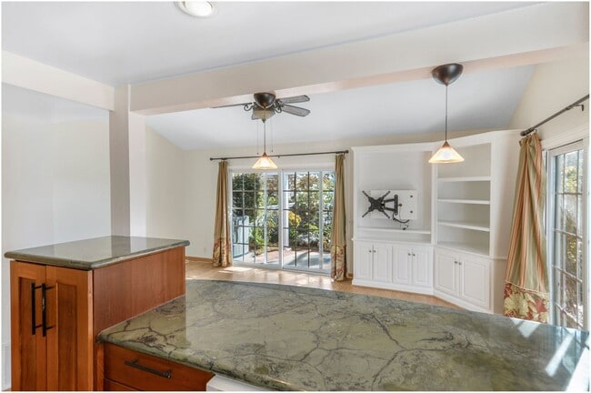 Building Photo - Beautiful Woodbridge Home!