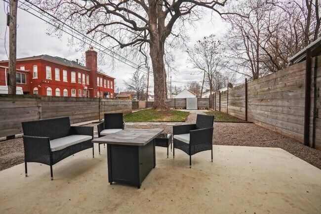 Building Photo - 413 Marret Ave
