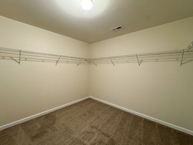 Building Photo - Lovely 5 Bed 3 Bath Home with Community Amenities