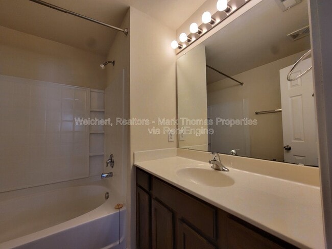 Building Photo - 100 Stratford Lakes Dr