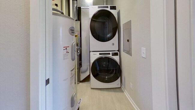 Building Photo - Like New Condo Style Upper 2 Bedroom 1 Bathroom Apartment is Available