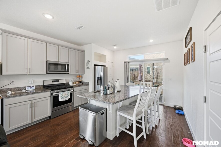 Building Photo - 247 S Old Hammer St