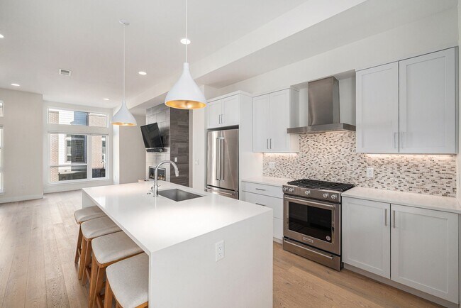 Building Photo - Spacious 3-Bedroom Townhome in the Heart o...