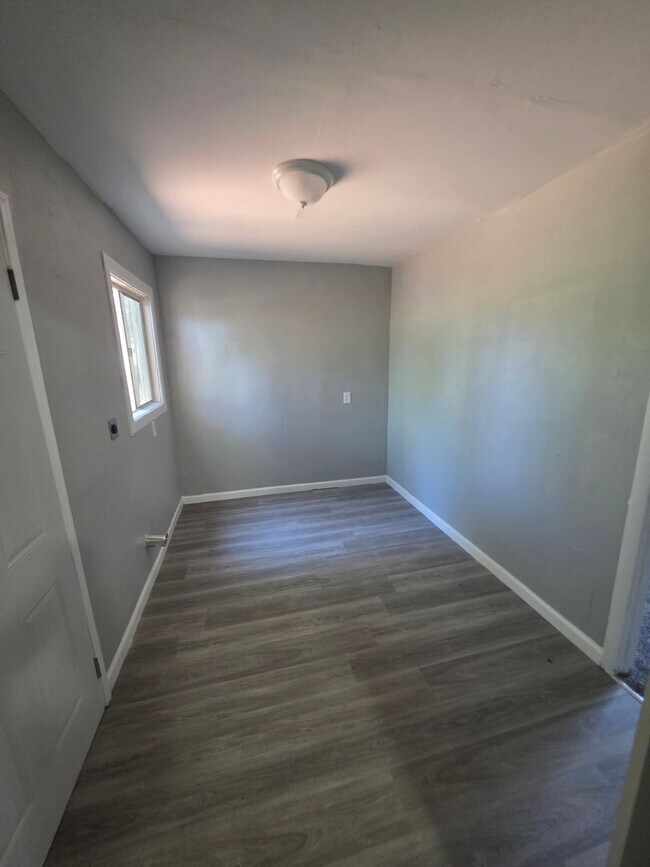 Building Photo - LIMITED TIME**NO APPLICATION FEE**1/2 OFF ...
