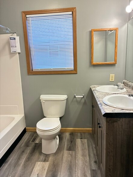 Bathroom - 1940 Ash St