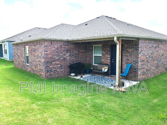 Building Photo - 993 S Brambling Ln
