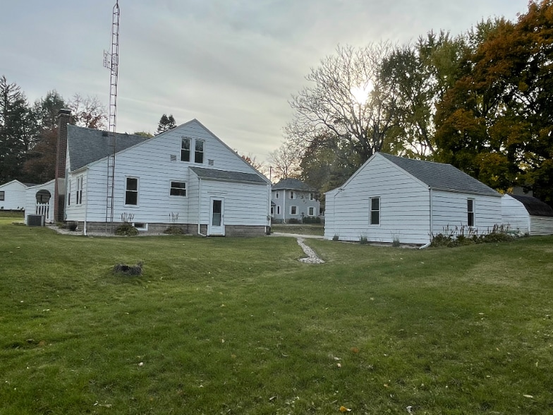 Building Photo - 208 W 3rd St