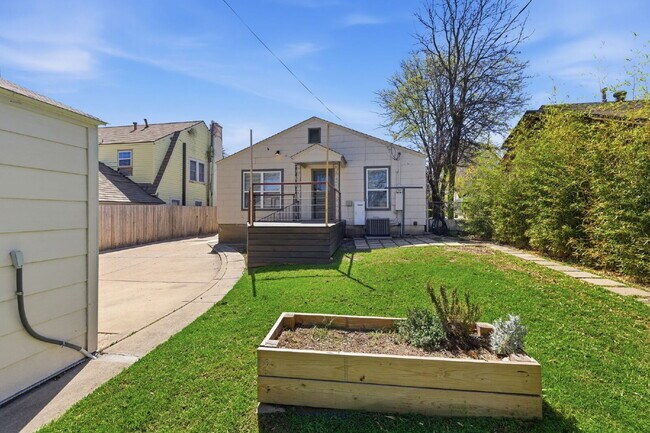 Building Photo - "Picture-perfect 2-1 with Updated Touches, a Cozy Backyard, and Prime Location near Downtown!"