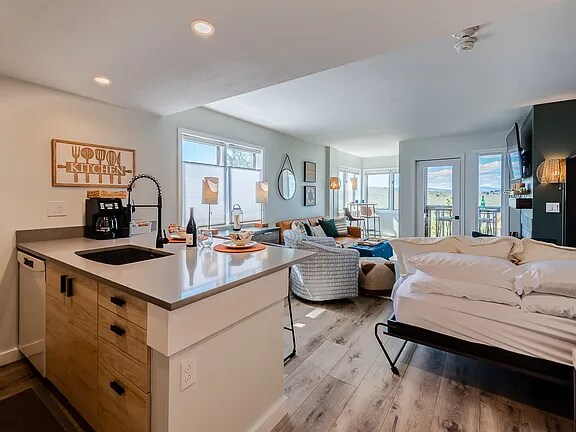 Building Photo - 267 Lake Dr