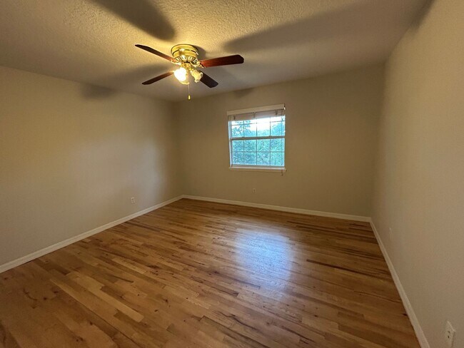 Building Photo - Spacious and Perfectly located 4/2 home in...