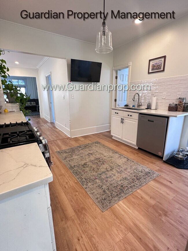 Building Photo - Linden Hills Upper Level Duplex, Sunroom, In Unit Laundry, Dishwasher