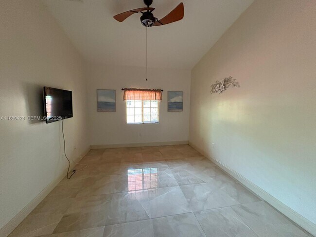 Building Photo - 3279 NE 11th Dr