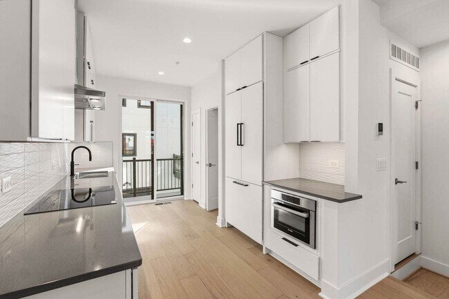 Building Photo - Bloomingdale Townhome | 3 Bed + Den | 3.5 Bath | 1,800 Sf | Large Private Rooftop Deck & Balcony ...