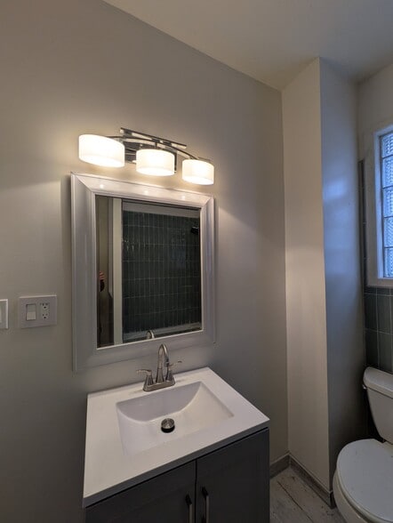 Building Photo - 1934 W 21st Pl