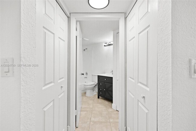 Building Photo - 1025 Coral Club Dr