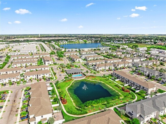 Building Photo - 818 SE 17th St