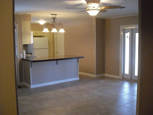 Building Photo - 1514 Lakewood Dr