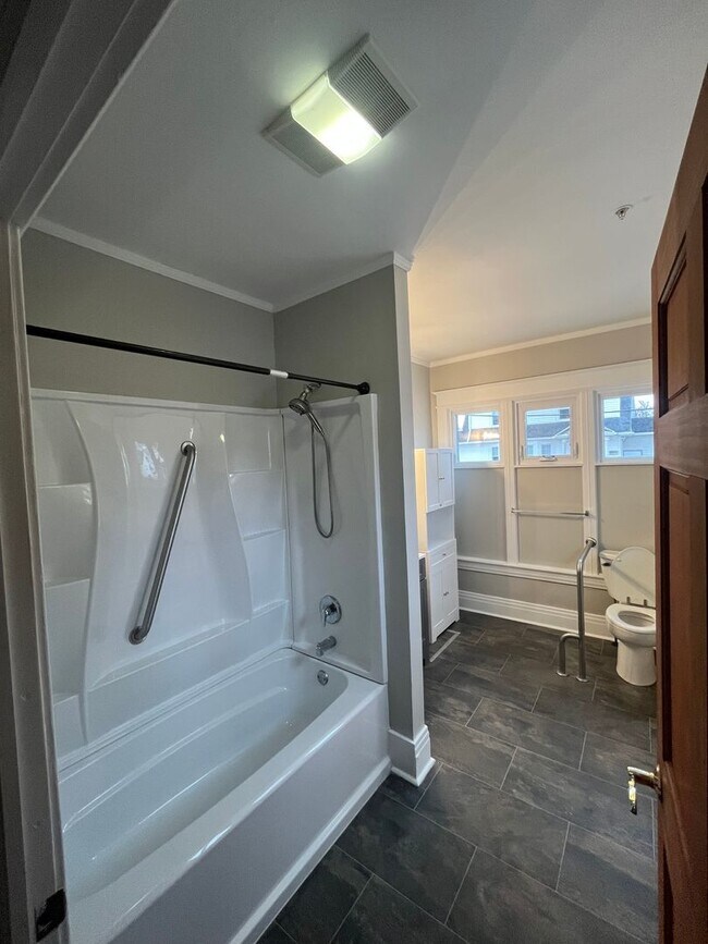 Building Photo - 2729 Dewey Ave