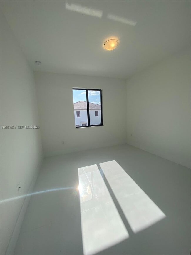 Building Photo - 2402 SW 145th Pl