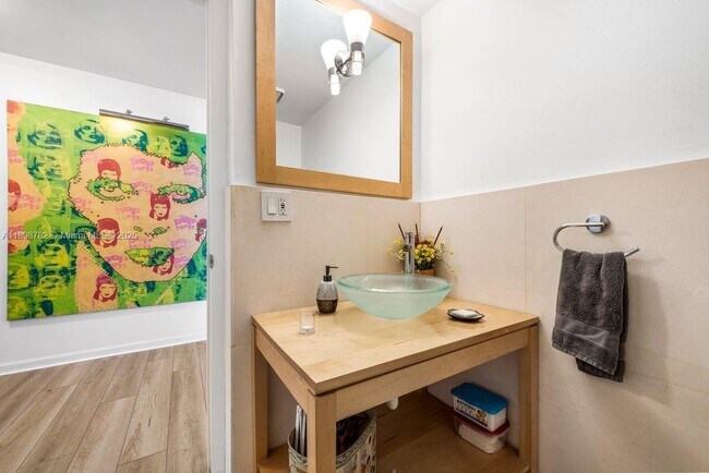 Building Photo - 1000 Venetian Way