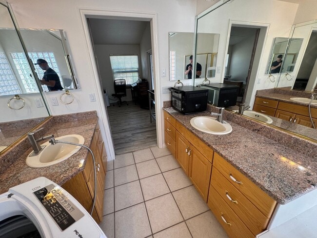 Building Photo - Remodeled, quiet Garden View 1 Bed Studio!