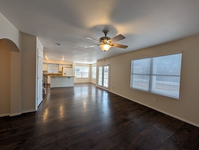 Building Photo - 4 Bedroom 2.5 Bathroom Lakewood Home