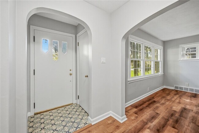 Building Photo - 1060 S Hermitage Rd