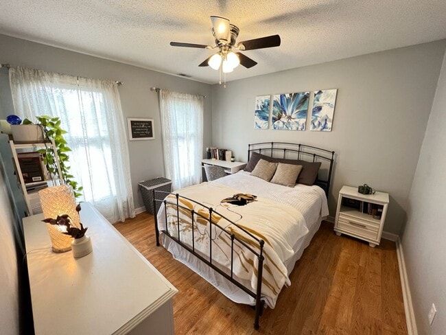 Building Photo - Adorable 3 Bedroom Townhouse w/ 1st Floor ...