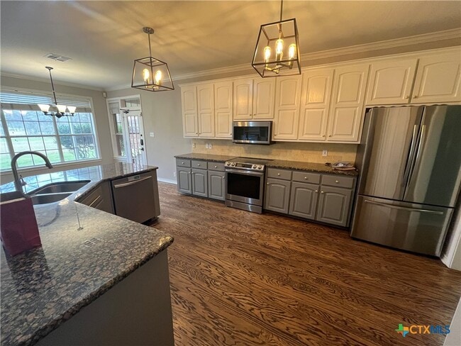 Building Photo - 2013 Highland Dr