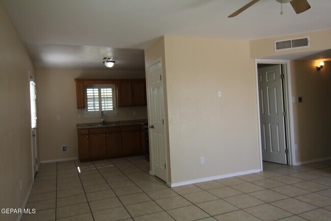 Building Photo - 9145 Begonia Pl