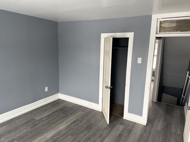 Building Photo - 804 W Mulberry St