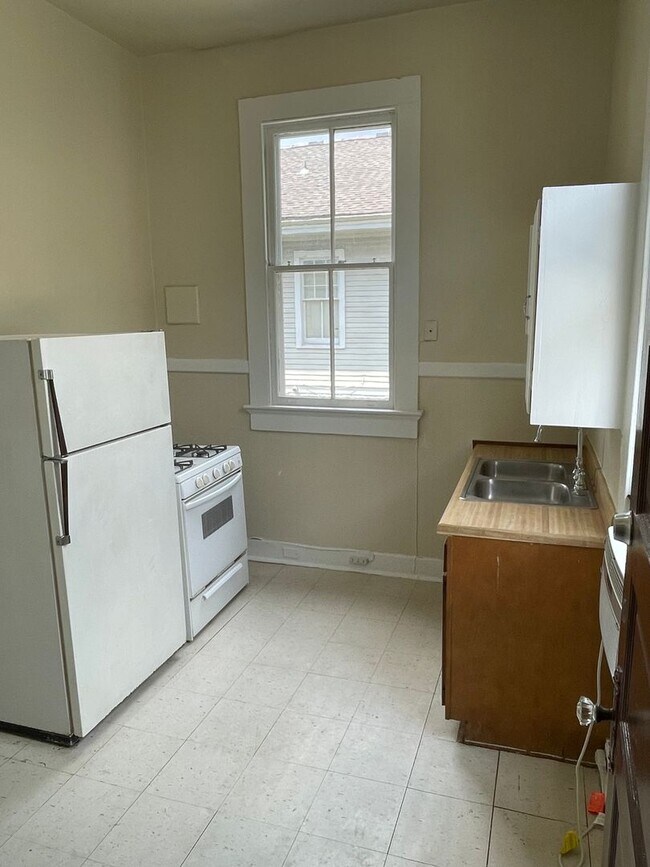 Building Photo - 2BD/1BA with natural light, hardwood floors, off street parking STEPS from Campus